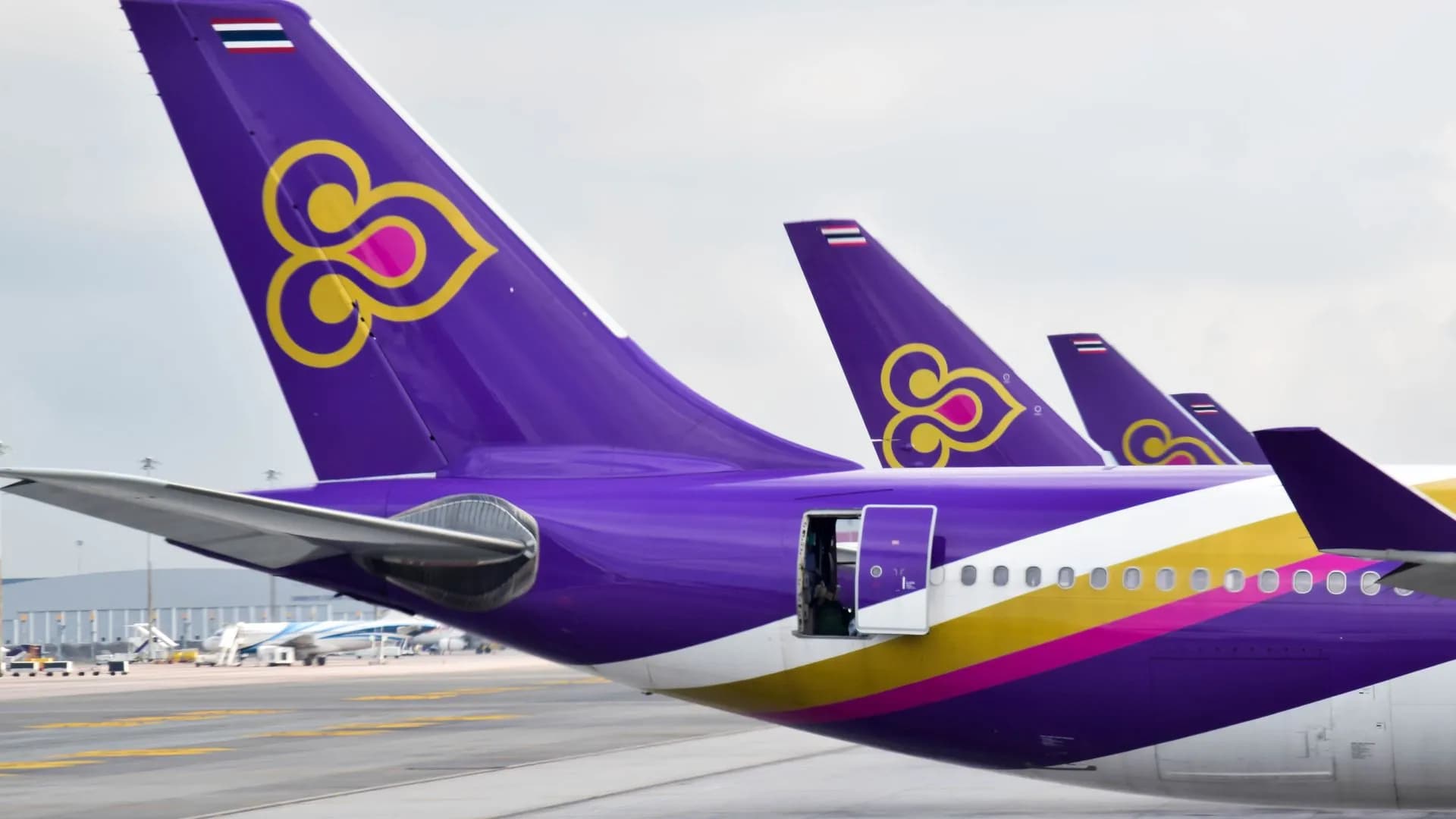 THAI: การหยุดปฏิบัติหน้าที่ประธานเจ้าหน้าที่บริหารของนายชาย เอี่ยมศิริ