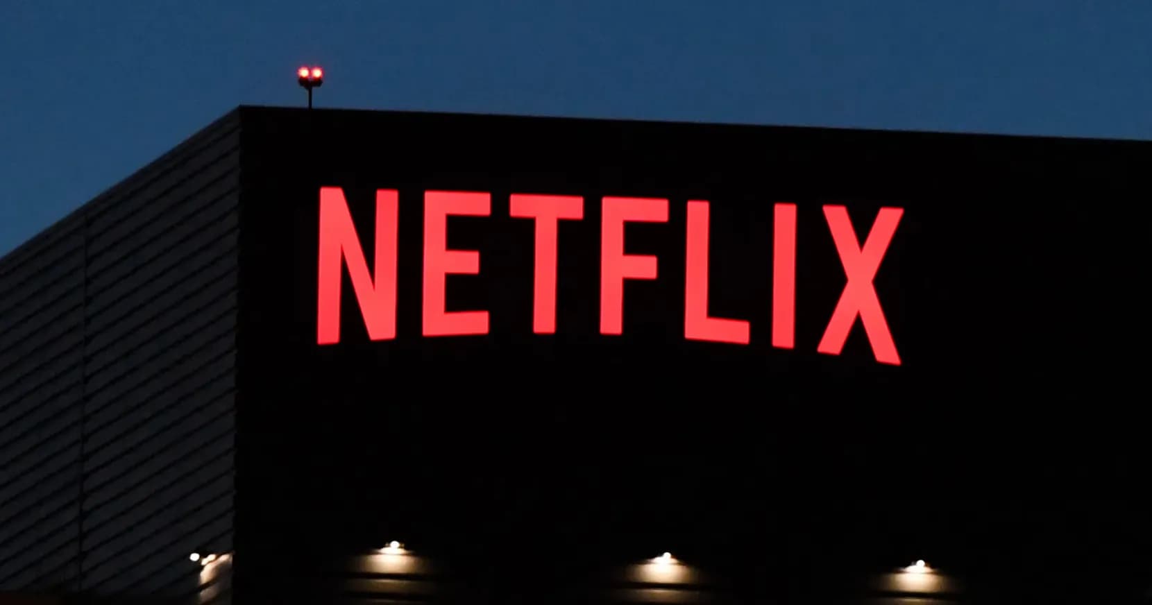 Netflix ลดพนักงาน 6% รับมือการเติบโตชะลอตัว