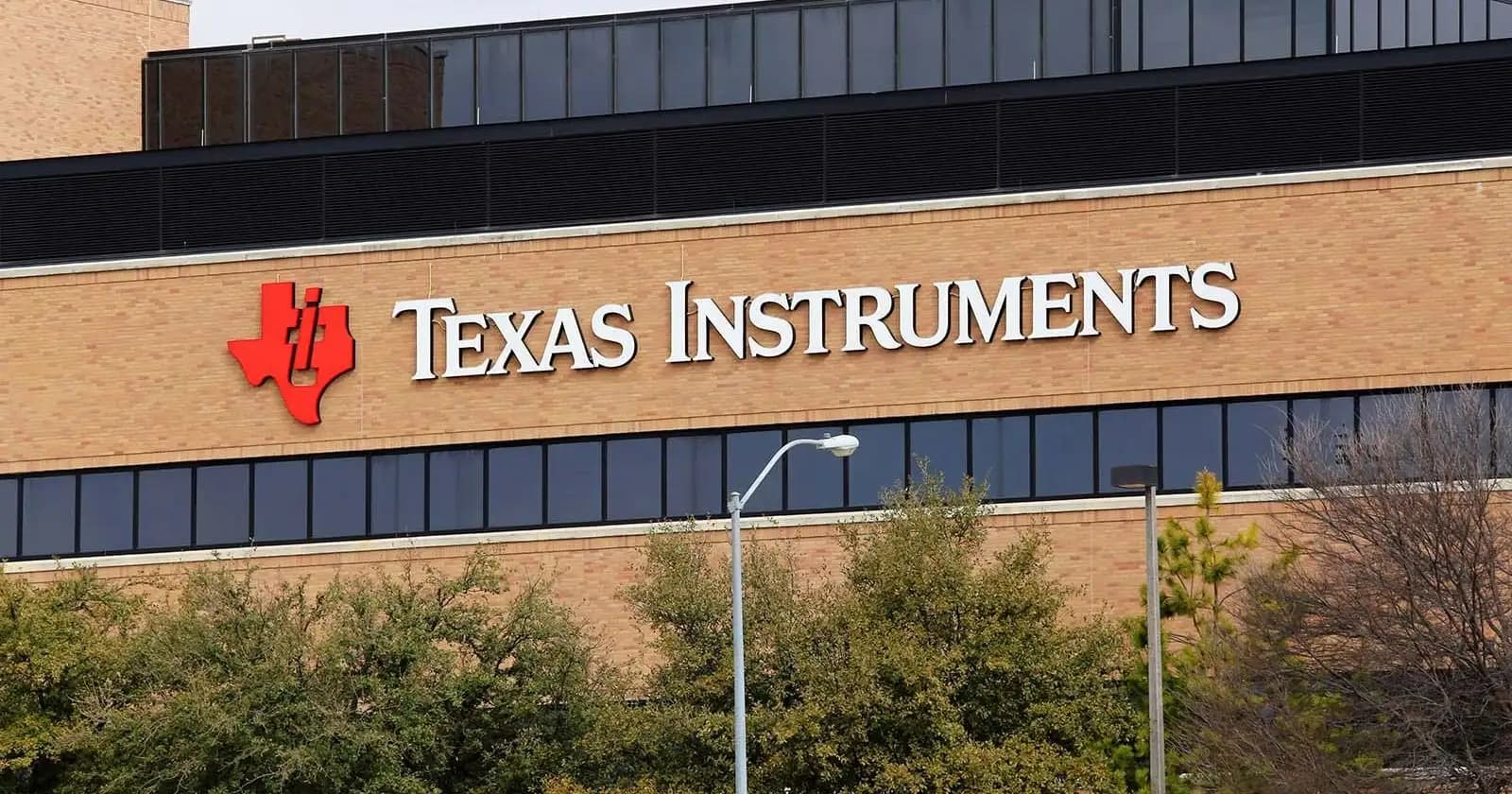 Texas Instruments งบดีกว่าคาด หนุนการฟื้นตัวหุ้นชิป Analog